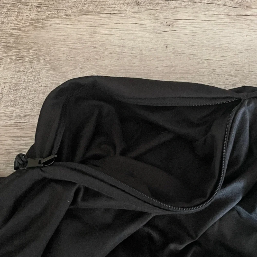 🌺 Beyond Yoga Hidden Pocket Black Lightweight Soft  Infinity Scarf